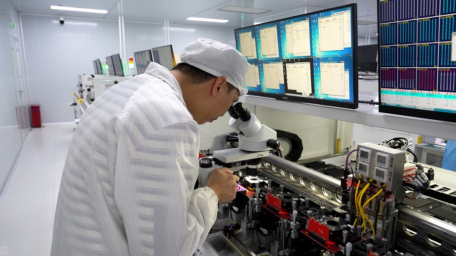 Taimi SSD深圳自主工厂:技术人员进行Die闪存颗粒品质测试